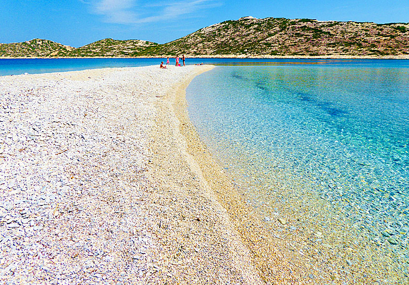 Agios Pavlos beach nära Egiali på norra Amorgos är en av Kykladernas coolaste stränder. 