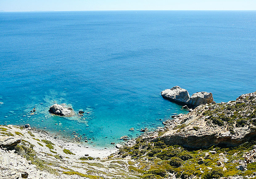 Missa inte Amoudi beach när du har snorklat på Mouros beach på ön Amorgos i Grekland.