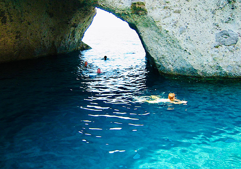 Sea Caves och grottor att simma i utanför Antiparos i Kykladerna.