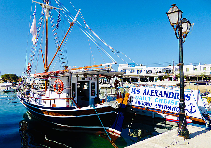 Utflyktsbåten M/S Alexandros i hamnen på Antiparos. 