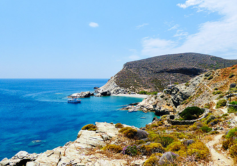Till stränderna Angali, Galifos och Agios Nikolaos går det badbåt från hamnen på Folegandros. 