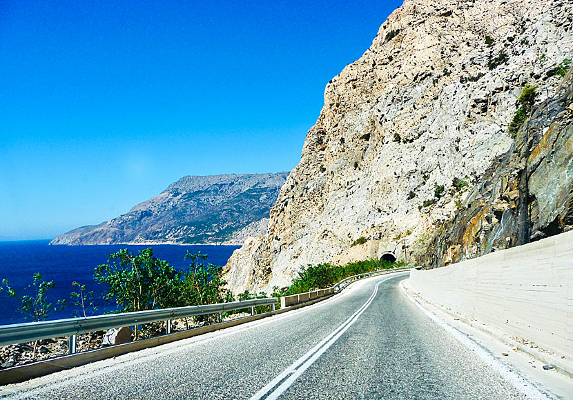 Biltunneln till fiskebyn Magganitis på Ikaria.