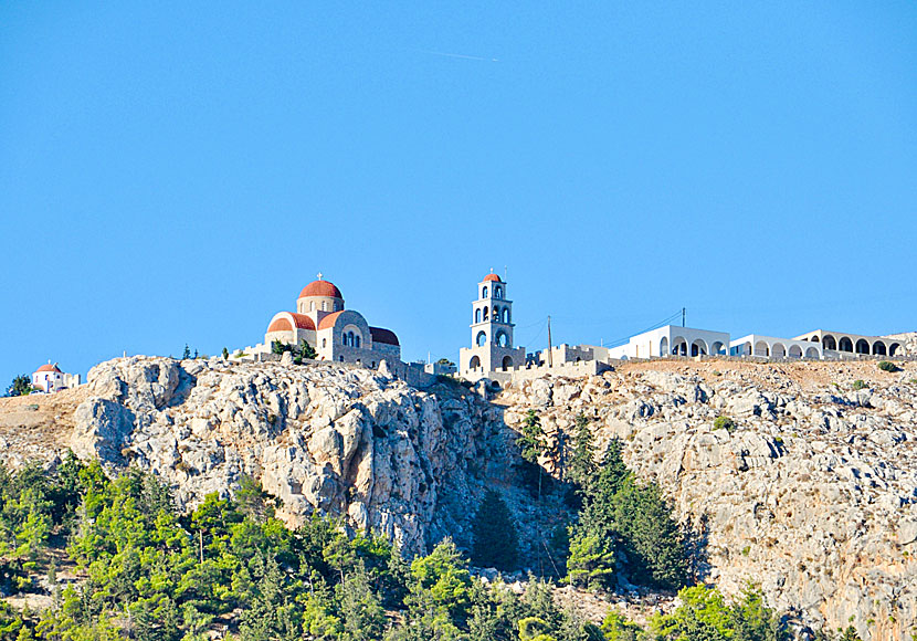 Agios Savvas Monastery är stort och syns från hela Pothia. 