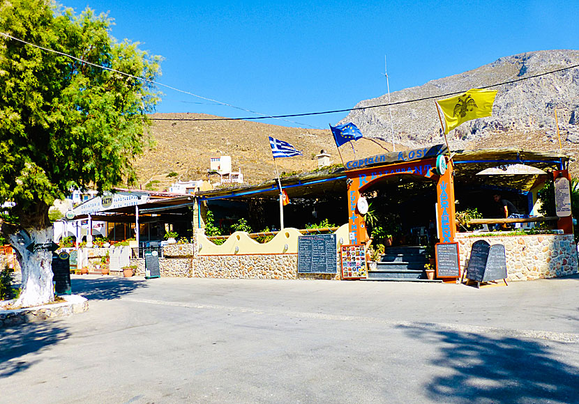 Bra tavernor och restauranger ovanför stranden i Emporios på Kalymnos.