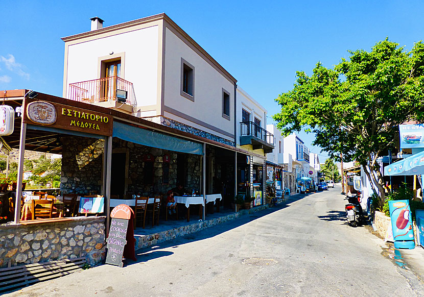 Huvudgatan i Rina på Kalymnos kantas av restauranger, affärer och kaféer. 