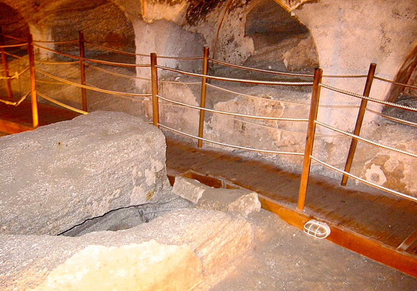 Katakomberna ligger under byn Tripiti på Milos i Kykladerna.