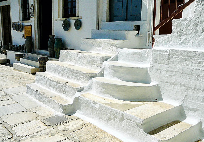 Om du gillar att handla keramik ska du åka till byn Apiranthos på Naxos.