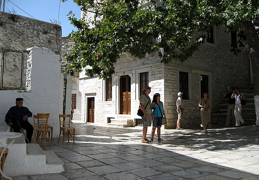 Ska du bara se en enda by på Naxos är det hit till Apiranthos du ska åka.
