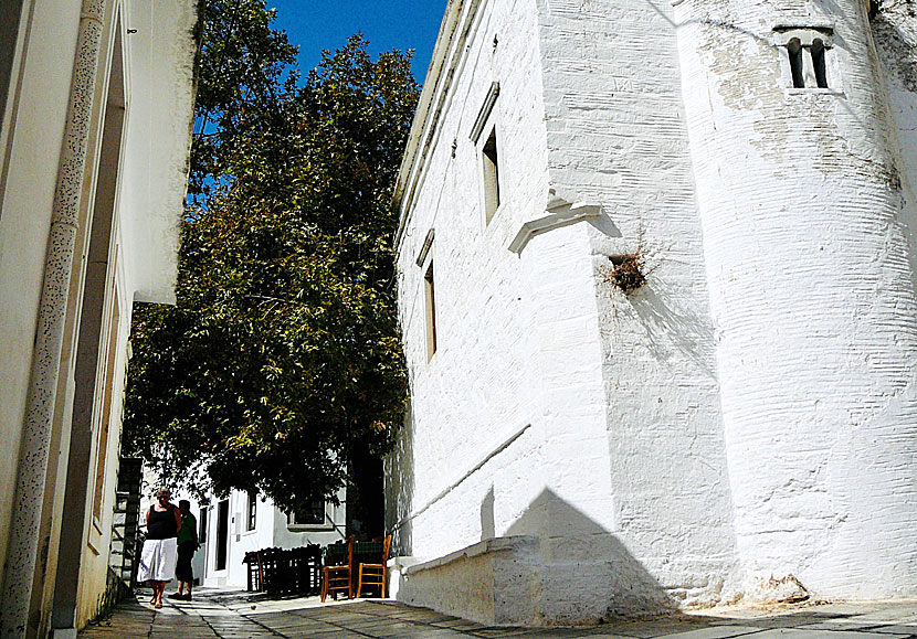 Kyrkor, tavernor och torg i byn Apiranthos på Naxos.