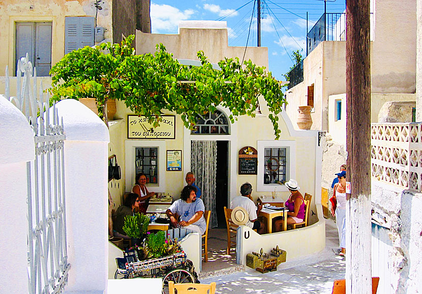 Kafé, kafenión och taverna i byn Emporio på Santorini.