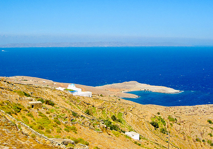 Panagia Skopiani church och Platis Gialos beach på Serifos.