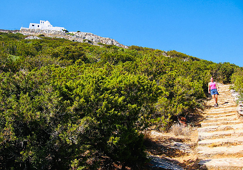 Vägen och stigen till kyrkan Agios Andreas på Sifnos.