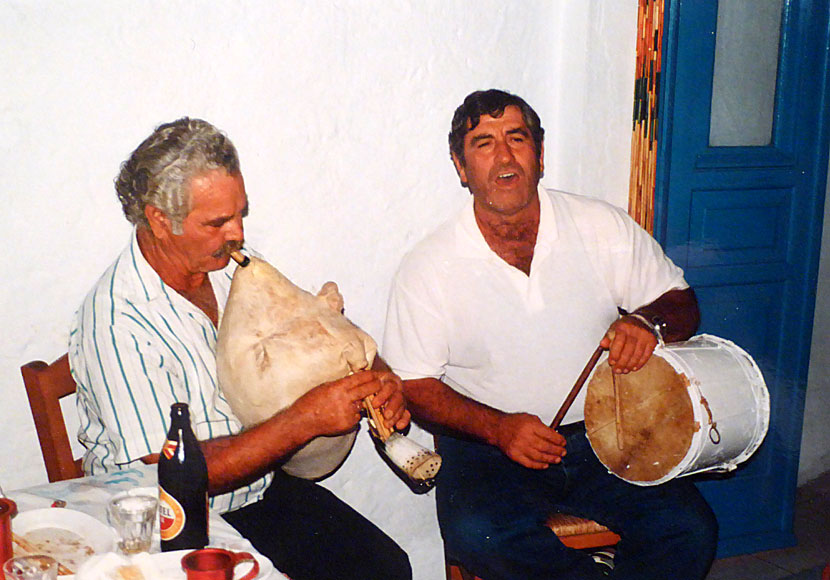Levande grekisk musik och dans på Sikinos med getmage som instrument. 