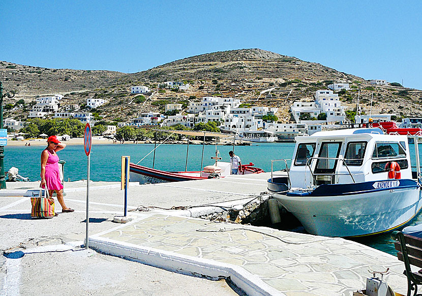 Badbåten som går till stränderna Agios Georgios och Malta på Sikinos i Kykladerna.