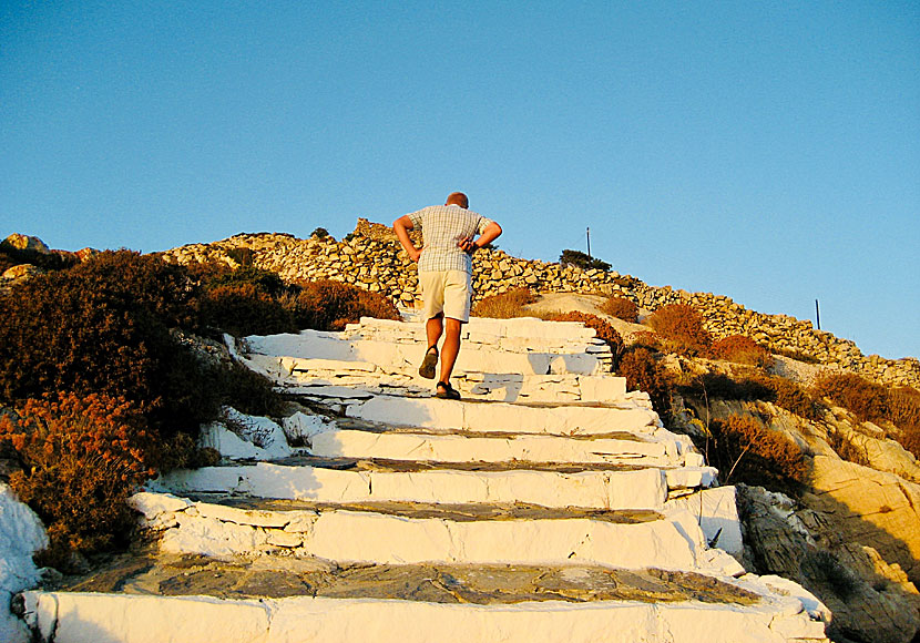 Trapporna upp till Klostret Zoodochos Pigi på Sikinos i Kykladerna.