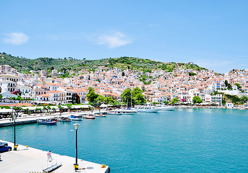 Längs hamnpromenaden i Skopelos stad ligger många bra restauranger, tavernor, kaféer och mysiga barer.