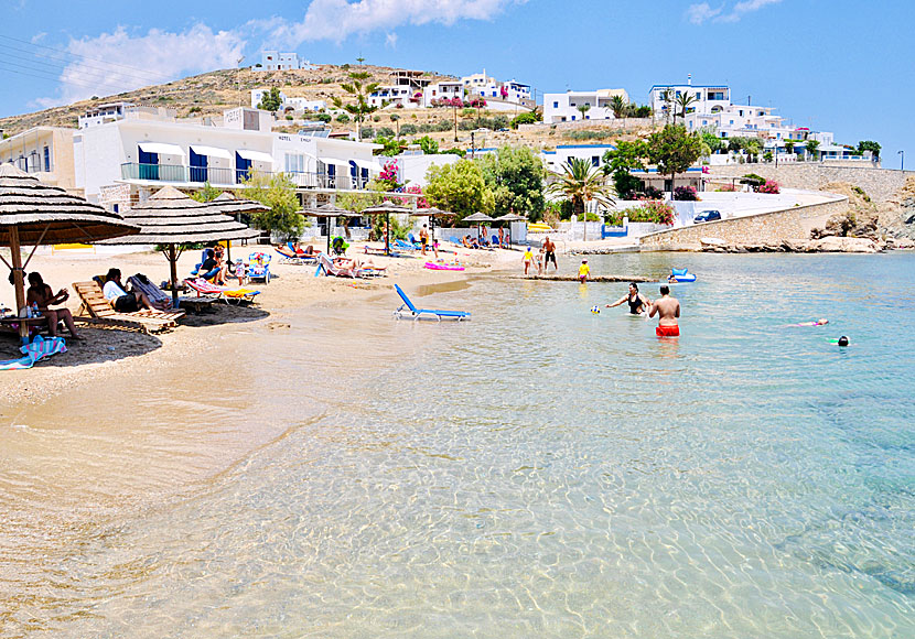 Missa inte Achladi beach när du reser till Vari på Syros i Kykladerna. 