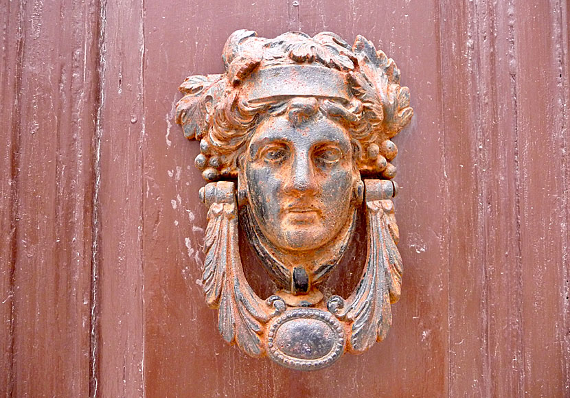 Vackra dörrar, dörrhandtag och dörrknackare i Ermoupolis på Syros.