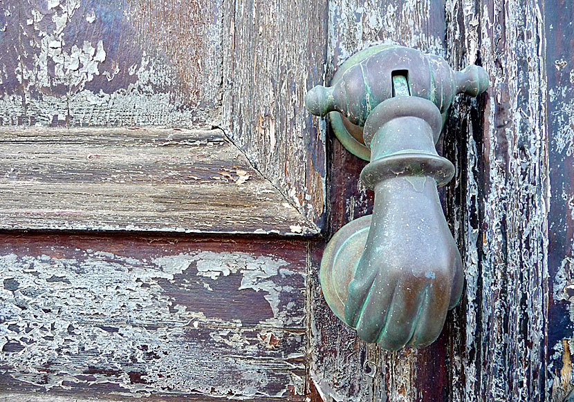 Vackra dörrar, dörrhandtag och dörrknackare i Kykladerna.