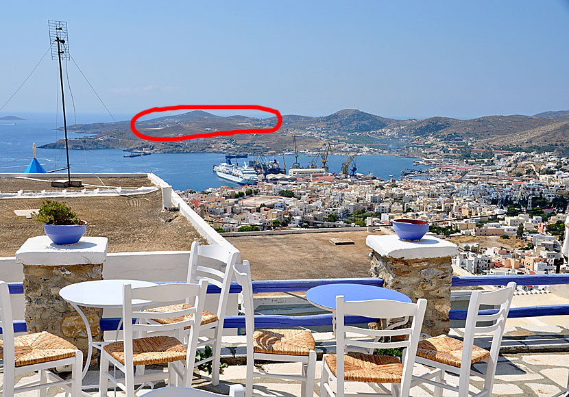 Azolimnos beach ligger nära Ermoupolis och Syros flygplats.