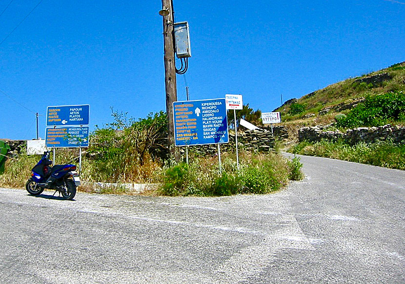 Köra bil och moped till  byn San Michalis på Syros.