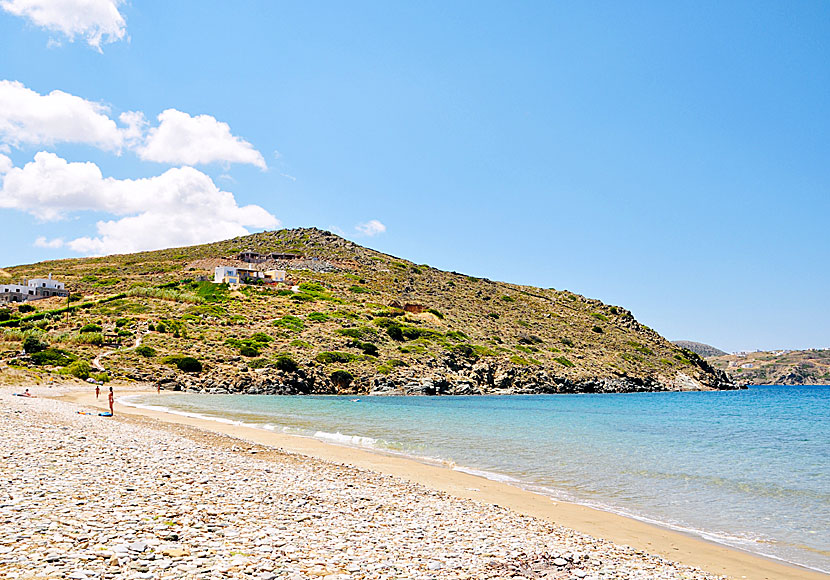 Den bortre delen av Delfini beach är en av Syros två nudiststränder. 
