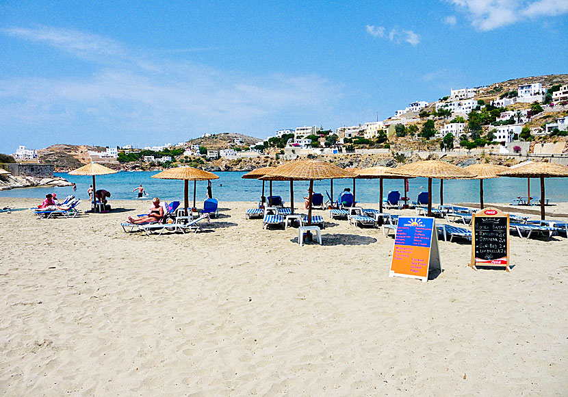 Hyra solstolar och parasoll på vid Vari beach på Syros.