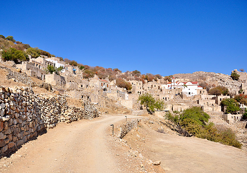 Den obebodda byn Mikro Chorio på Tilos i Grekland.