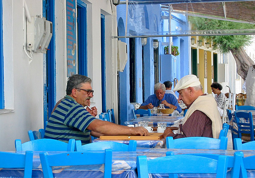 Spela tavli (backgammon) på kaféerna på Tinos. 