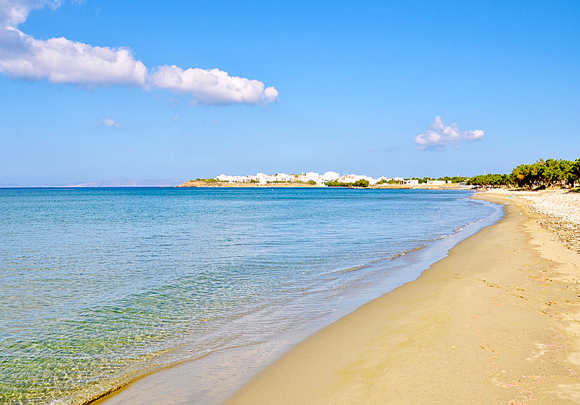 Agios Fokas beach och Tinos stad i Kykladerna.