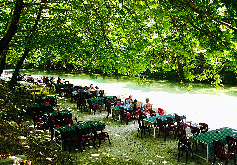 Tavernor och restauranger i floden Styx och Glikiravinen nära Parga på grekiska fastlandet.