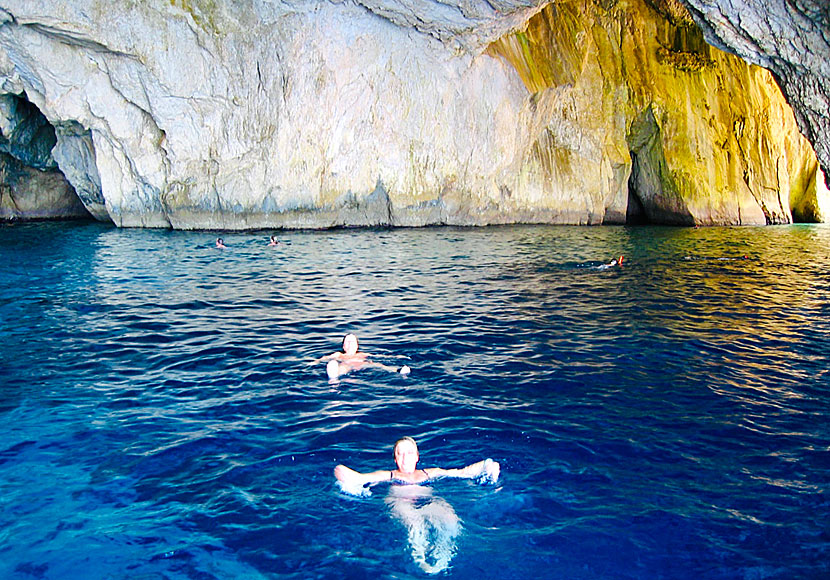Bada och simma i Blue Cave på Paxos i Joniska övärlden. 