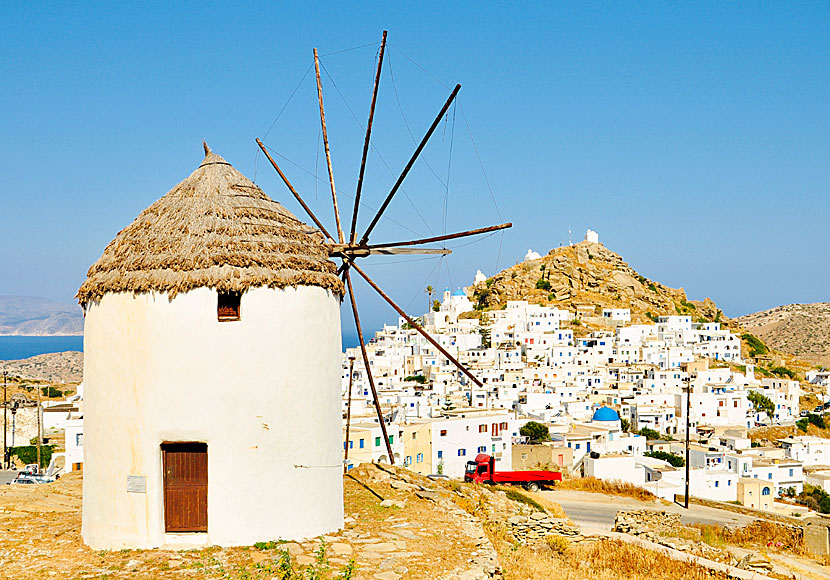 Väderkvarnar i Chora på ön Ios i Grekland.