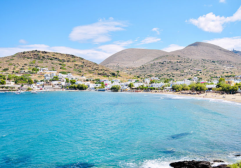 Byn Kini den bästa byn att bo i på Syros, tack vare den fina sandstranden och alla bra restauranger och tavernor. 