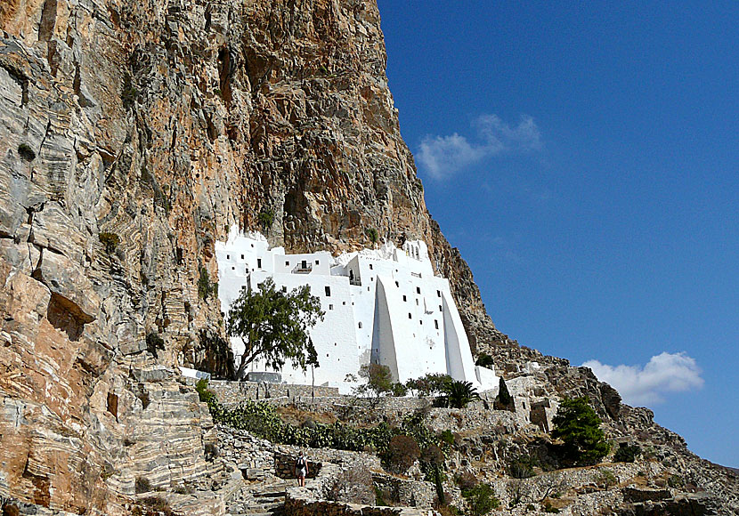 Klostret Panagia Hozoviotissa i Agia Anna på Amorgos är en av Greklands fem intressantaste sevärdheter.