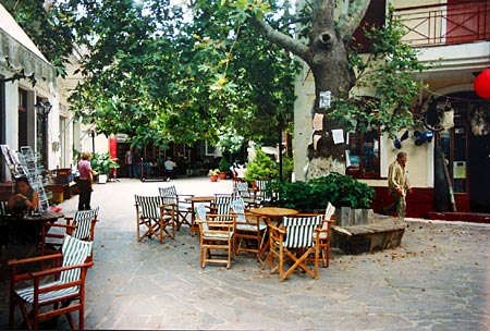 Med sine velholdte hus og sjarmerende gater, er Raches et sted man bare må besøke på Ikaria. 