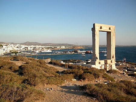 Portara og Naxos by.