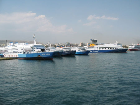 Västra sidan av Pireus hamnbassäng.