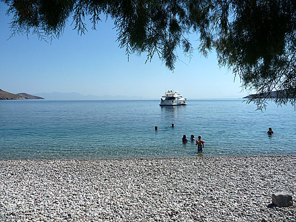 Vid stranden nedanför glasscaféet tillbringar många av de grekiska barnen dagarna. Tilos. Livadia.