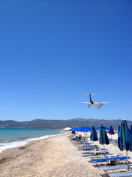 Flygplan landar vid Potokaki beach. Samos.