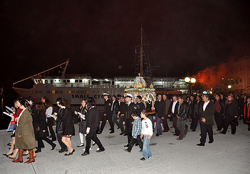 Procession med präster och öbor i Katapola har precis välsignat Express Skopelitis.