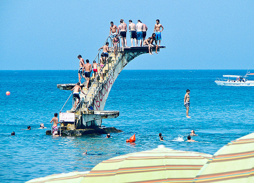 Det populära hopptornet vid Elli beach på Rhodos.