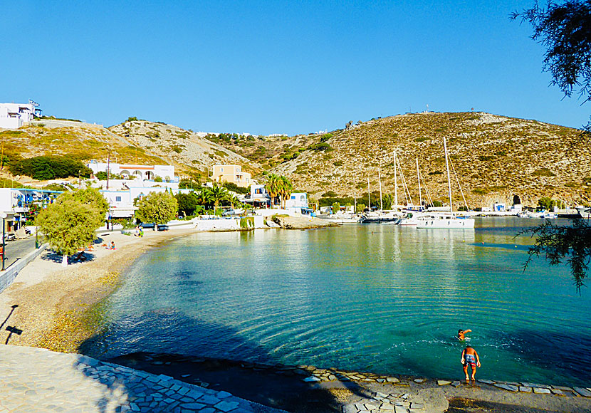 Missa inte att ta ett avsvalkade dopp vid stranden i hamnen när du vandrar på Agathonissi.
