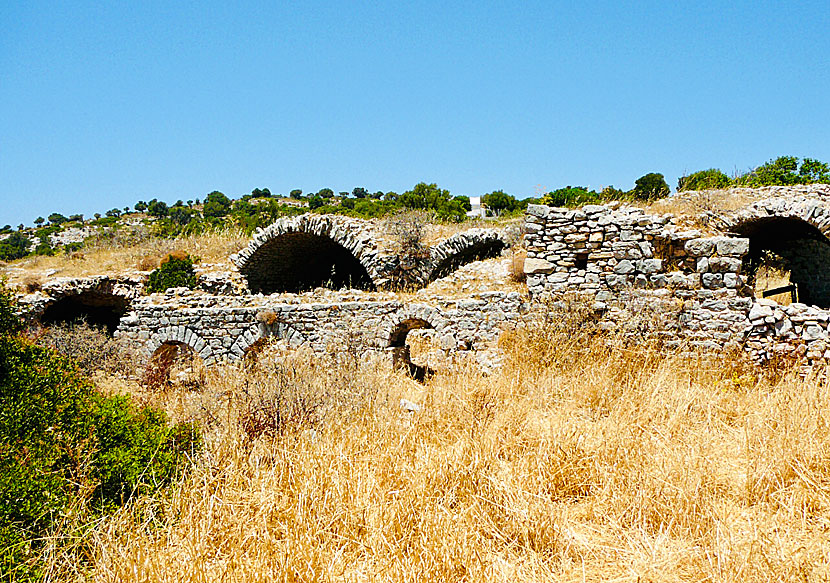 Ruiner från den bysantinska bosättningen Tholoi på östra Agathonissi.