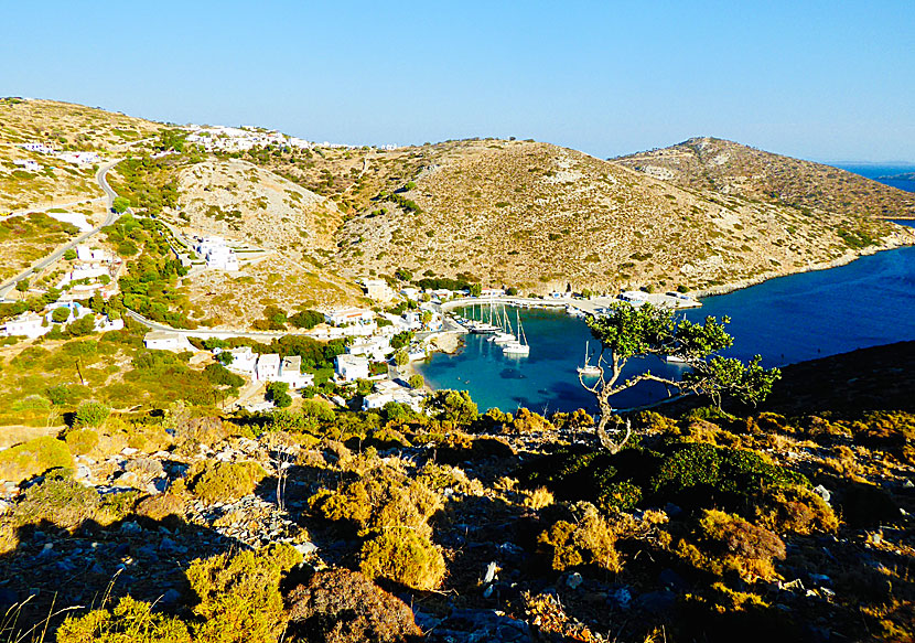 Hamnen Agios Georgios och byn Megalo Chorio sett från byn Mikro Chorio på Agathonissi.