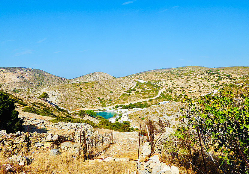 Hamnen Agios Georgios och byn Mikro Chorio sett från byn Megalo Chorio på Agathonissi i Grekland.