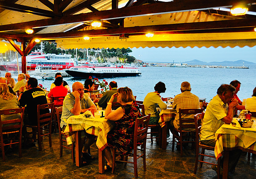 I stort sett alla restauranger i Patitiri har havsutsikt.