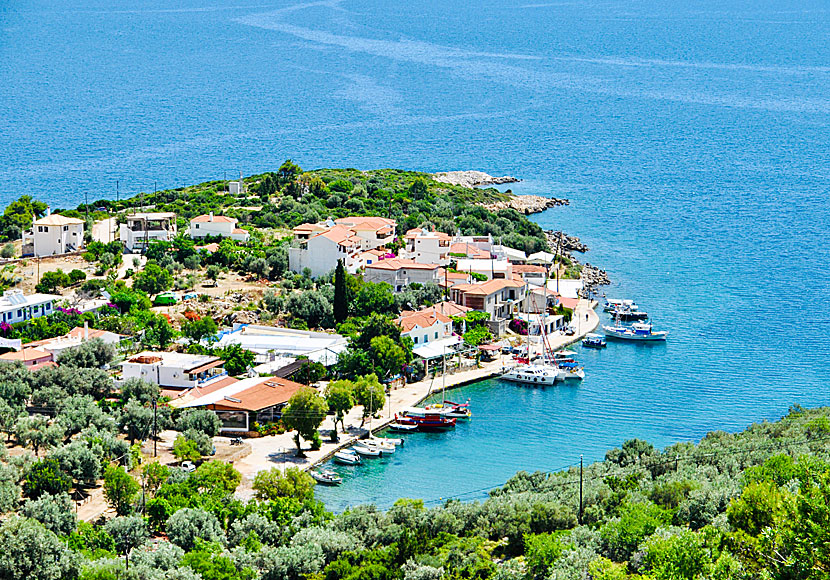 Från Steni Vala är det cirka 10 kilometer till Patitiri, och cirka 5 kilometer till Agios Dimitrios beach. 