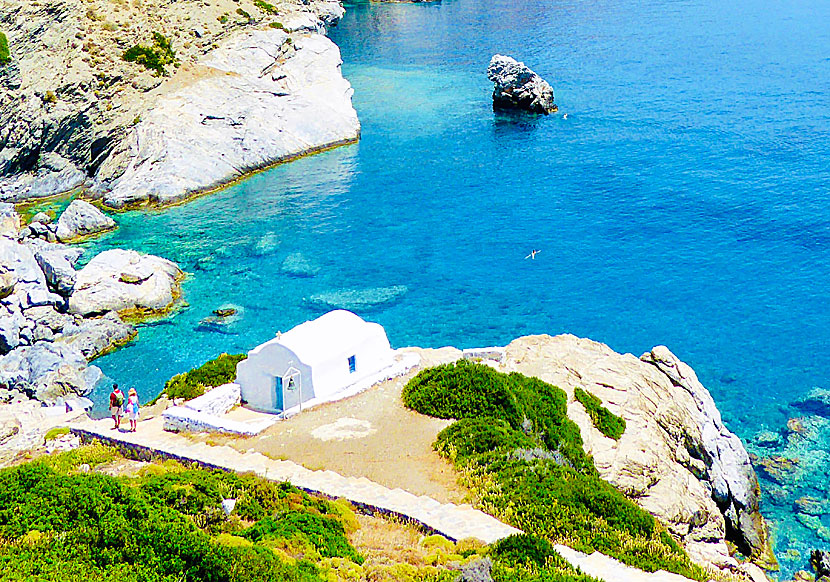 Det lilla kapellet Agia Anna church som har gett stranden dess namn.