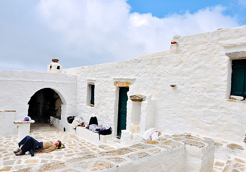 Vandrare som vilar efter vandringen till klostret Agios Ioannis Theologos.